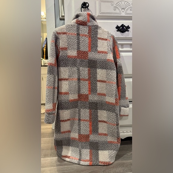 LIV Women's Ainsley Long Sherpa Shacket- Gray, Cream, and Orange - Picture 4 of 7